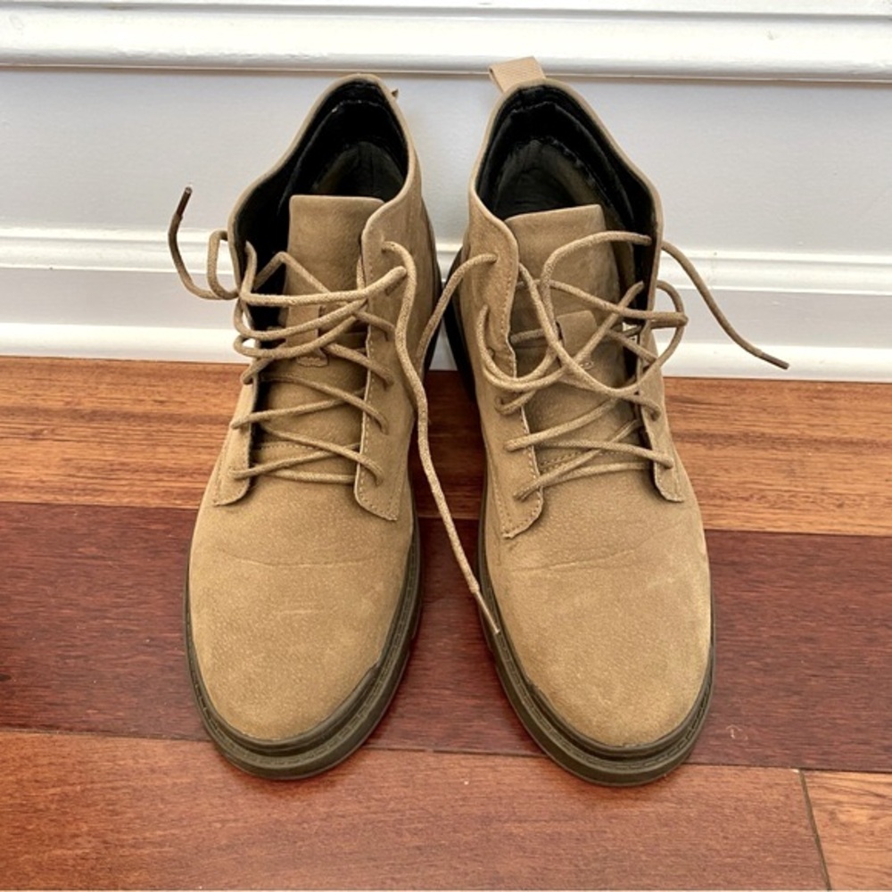 Men’s Hightop Boots Sz 8.5 Almost new